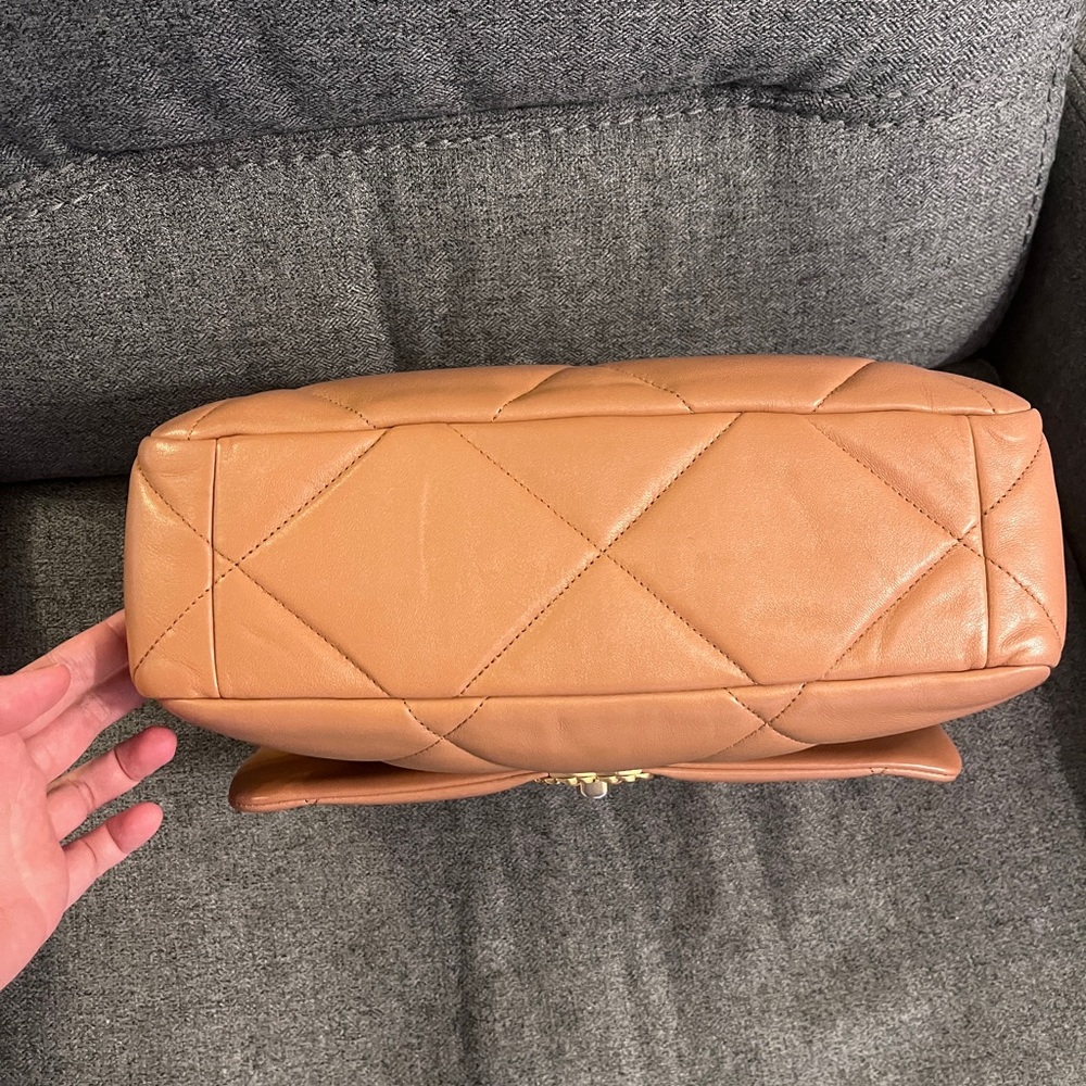 Authentic Chanel 19 large 21P caramel - Picture 4 of 13